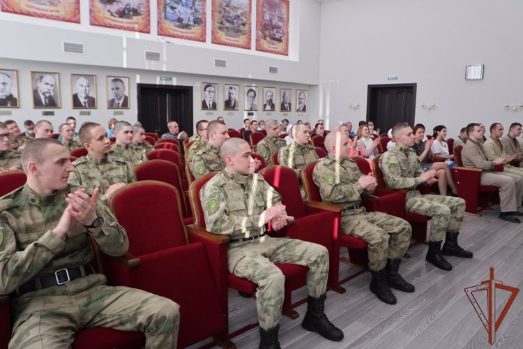 Ансамбль песни и пляски Уральского округа Росгвардии поздравил с  Новым годом и Рождеством военных медиков  и  пациентов   госпиталя в Екатеринбурге 