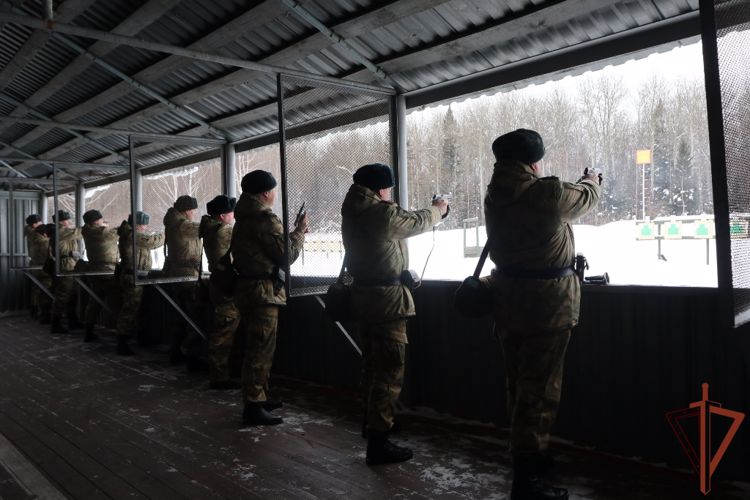 Военнослужащие и сотрудники управления Уральского округа Росгвардии провели стрельбы  (видео)