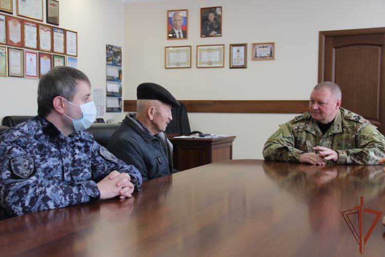 Житель Владикавказа поблагодарил офицера Росгвардии за спасение из горящей квартиры