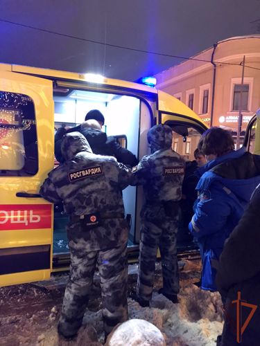 Военнослужащие казанского полка Росгвардии оказали помощь женщине, сломавшей ногу на улице   