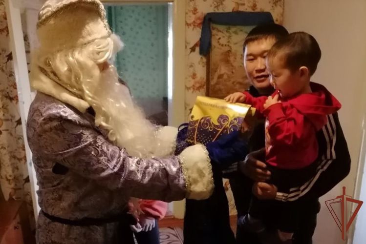 Росгвардейцы поздравили с Новым годом юных жителей Бурятии