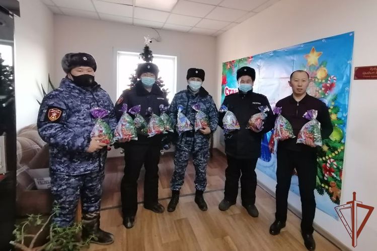 Росгвардейцы поздравили с Новым годом юных жителей Бурятии