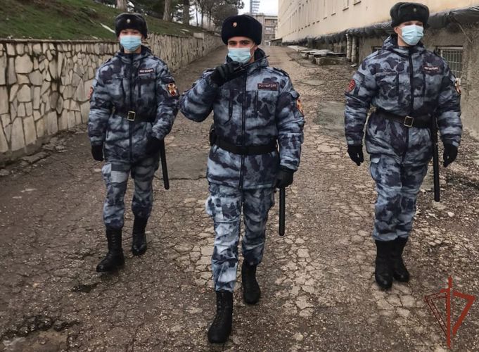 В Крыму росгвардейцы помогли вернуть родителям потерявшегося ребёнка
