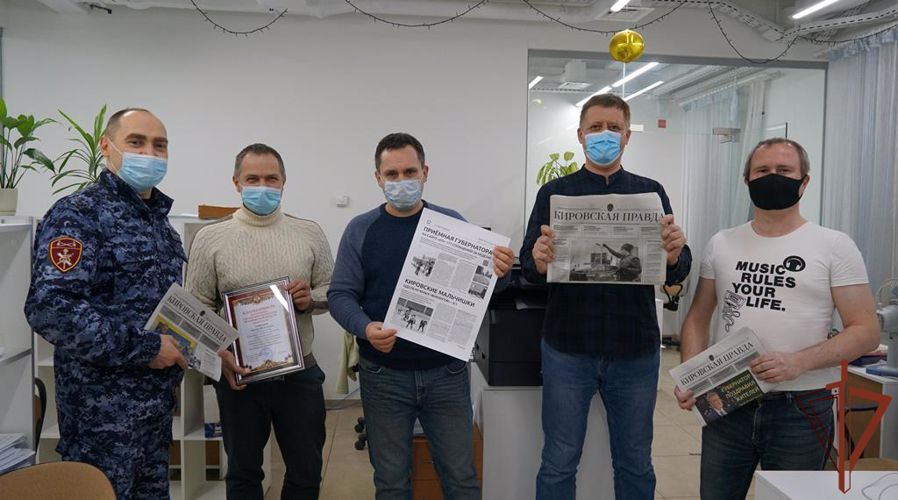 В Приволжье офицеры Росгвардии поздравили журналистов с Днем российской печати