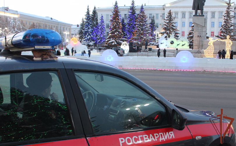 Военнослужащие и сотрудники Уральского округа Росгвардии приняли участие в обеспечении правопорядка и безопасности граждан в новогоднюю ночь