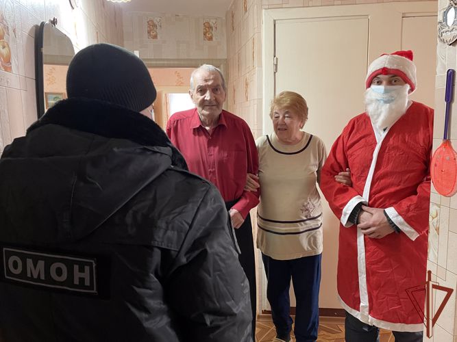 Офицеры Росгвардии поздравили с новогодними праздниками семью погибшего сотрудника иркутского ОМОН 