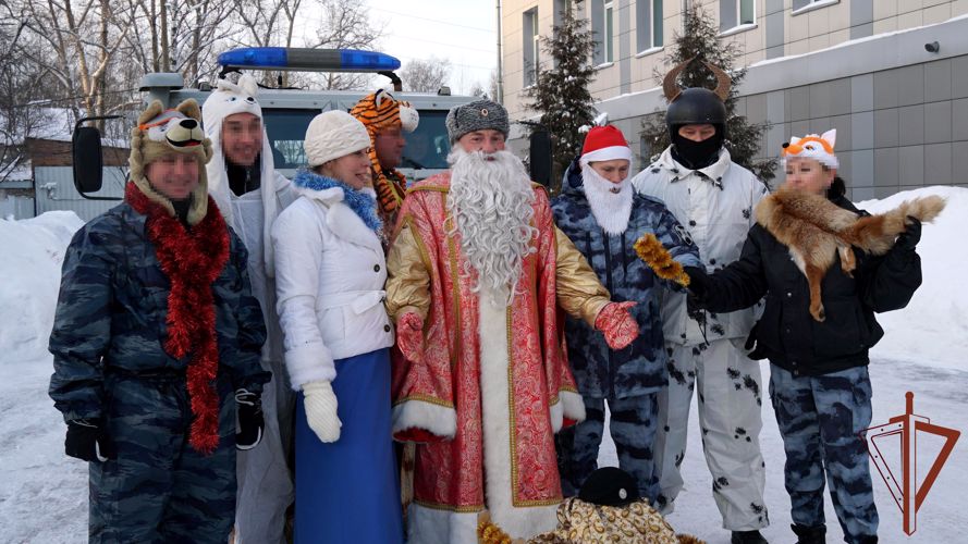 В Кирове ОМОН Росгвардии устроил праздник для детей подшефного детского дома
