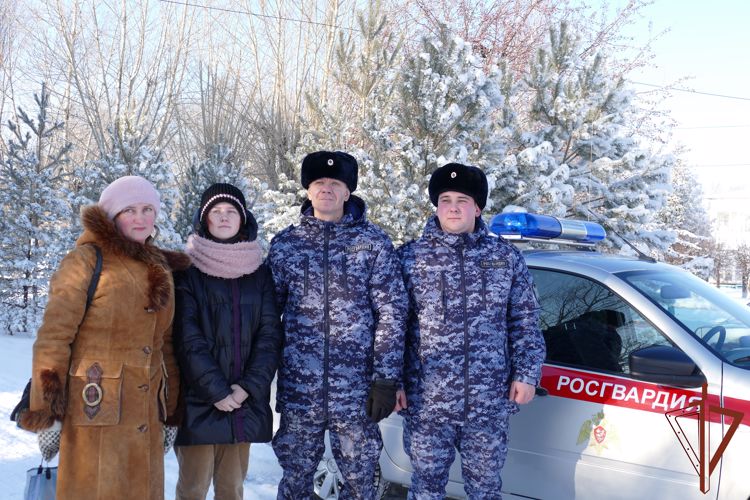 Росгвардейцы навестили спасенную на пожаре юную жительницу Омской области 