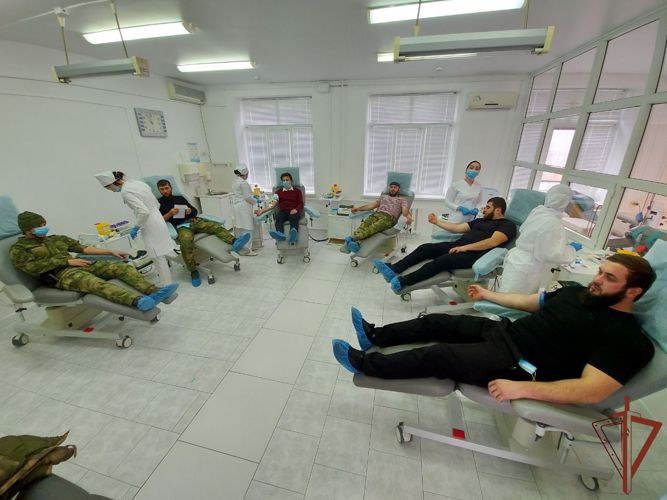 Росгвардейцы сдали кровь для медицинских учреждений Чечни