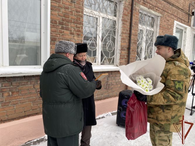 Под музыку оркестра Росгвардии в Томске отметил своё 96-летие ветеран Великой Отечественной