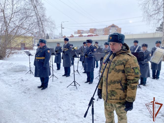 Под музыку оркестра Росгвардии в Томске отметил своё 96-летие ветеран Великой Отечественной 