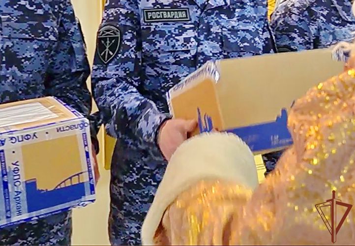 В бригаде Росгвардии в Ленобласти призывники-сироты получили новогодние подарки от матерей сослуживцев