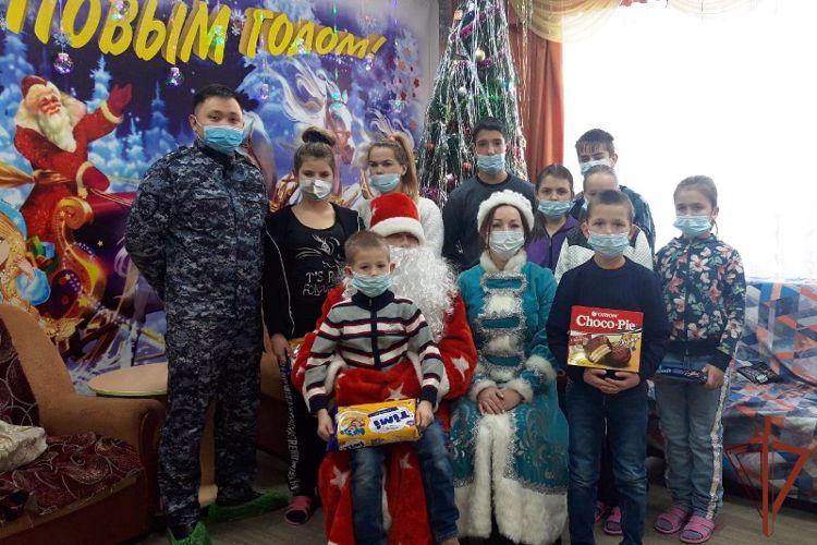 Росгвардейцы поздравили с Новым годом юных жителей Бурятии