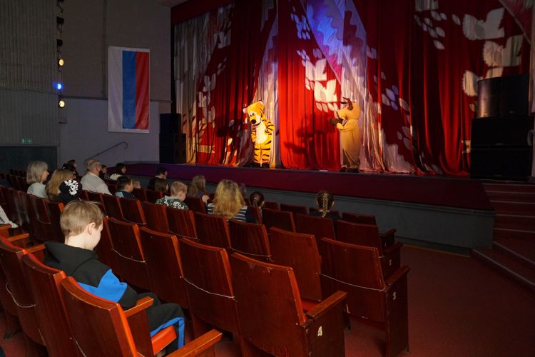 В Великом Новгороде прошли новогодние представления, в которых приняли участие дети росгвардейцев