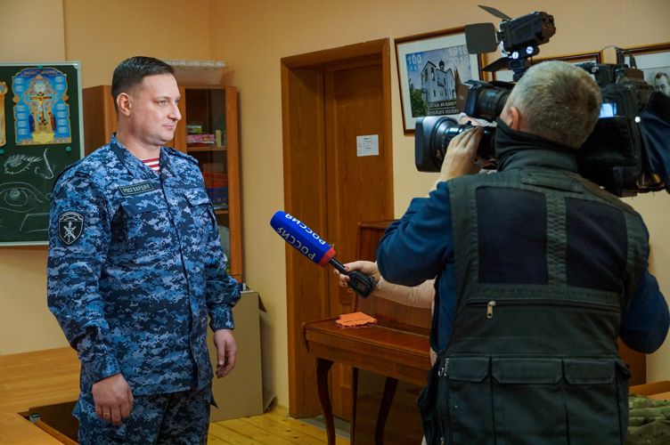 Представители Росгвардии выполнили новогоднее желание детей из новгородского патриотического клуба