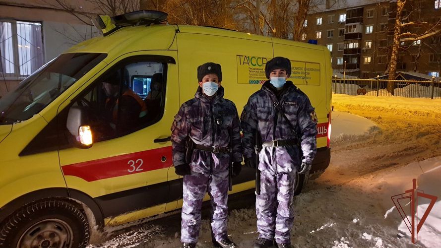 Росгвардейцы оказали медпомощь жителю Казани, у которого случился приступ