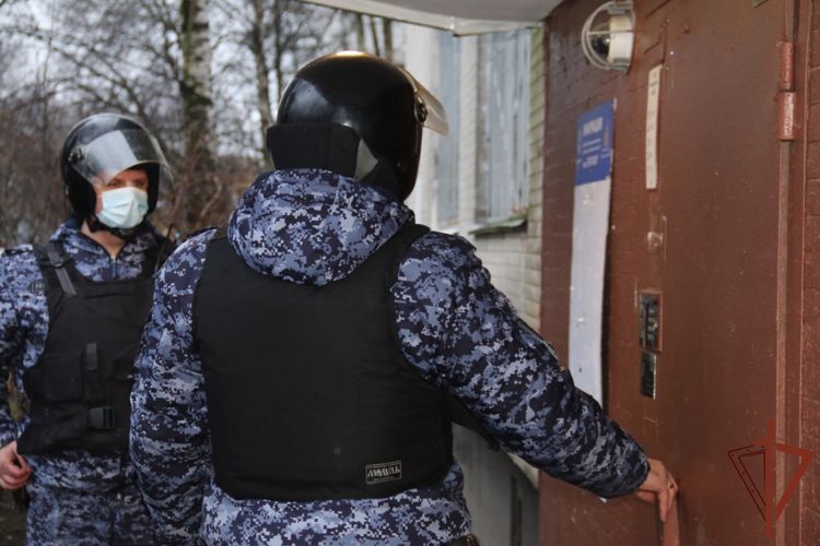  Угрожавшего ножом женщине и ее сыну жителя Санкт-Петербурга задержали сотрудники Росгвардии 