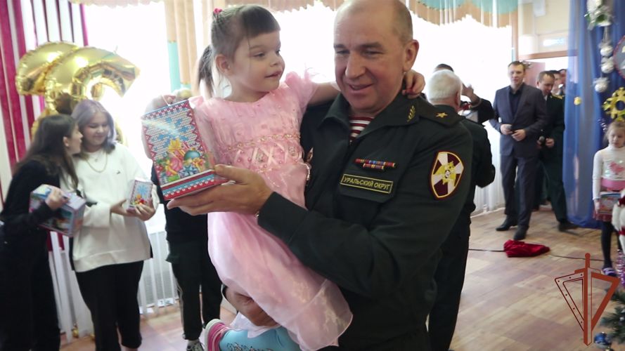 Командующий Уральским округом Росгвардии поздравил воспитанников детского реабилитационного центра в Екатеринбурге (видео)