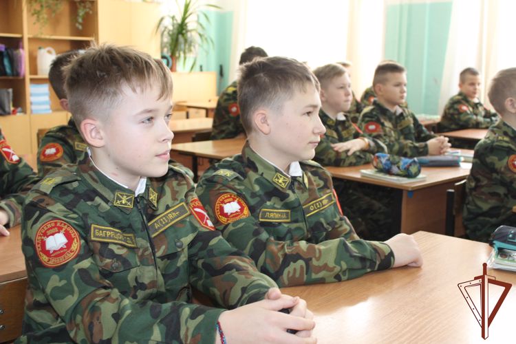 Дед Мороз из Росгвардии поздравил кадет подшефной вологодской школы с Новым годом