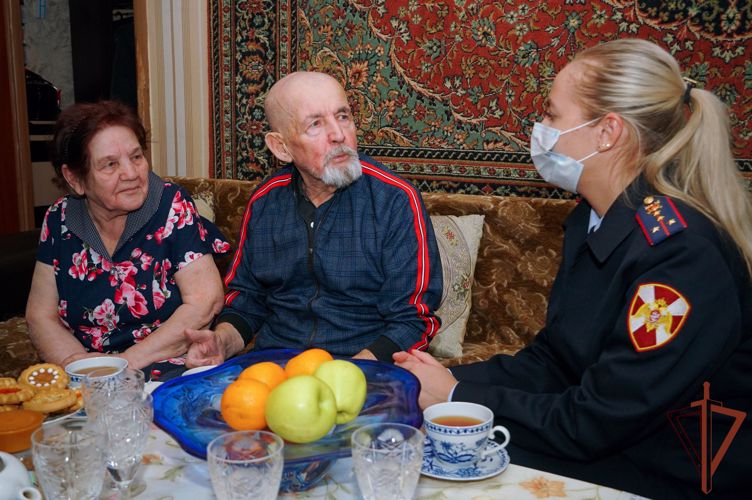 Росгвардейцы поздравили с Новым годом ветерана войск правопорядка
