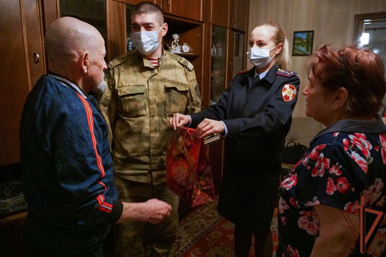 Росгвардейцы поздравили с Новым годом ветерана войск правопорядка