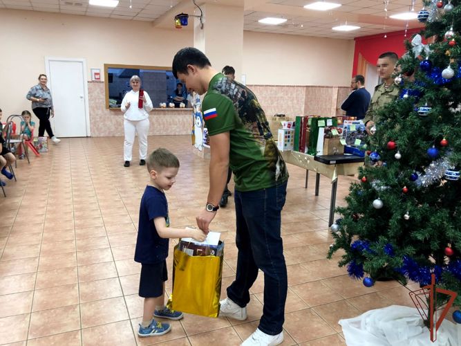 Военнослужащие Росгвардии исполнили новогодние желания воспитанников подшефного детского дома