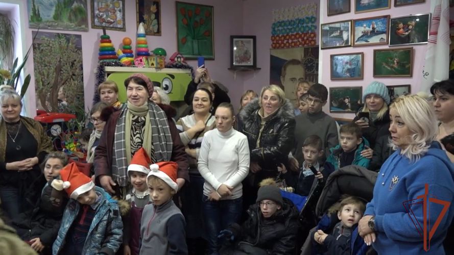 Подмосковные росгвардейцы поздравили подопечных реабилитационного центра с Новым годом