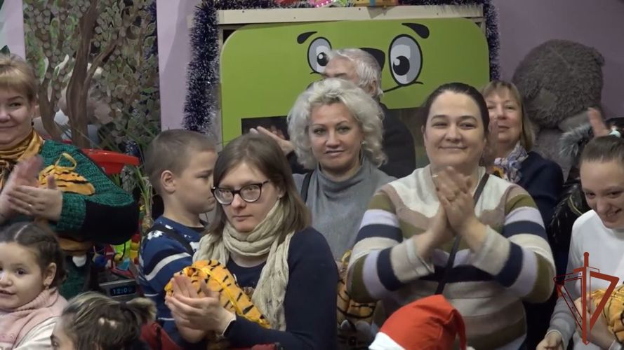Подмосковные росгвардейцы поздравили подопечных реабилитационного центра с Новым годом
