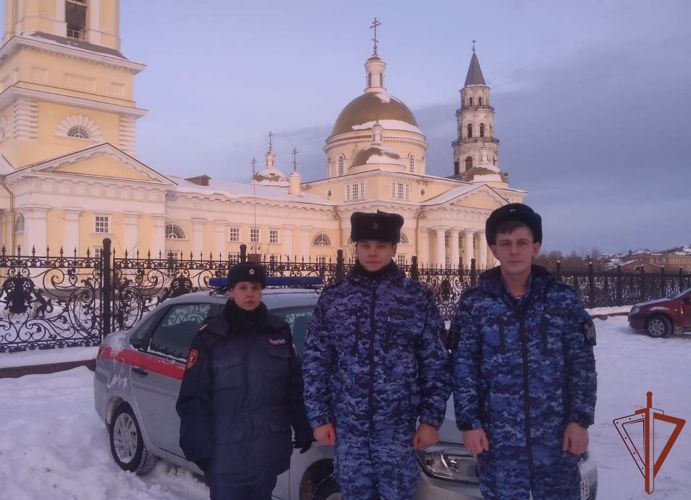 Росгвардейцы оказали помощь в спасении пострадавшей в ДТП собаки в Свердловской области