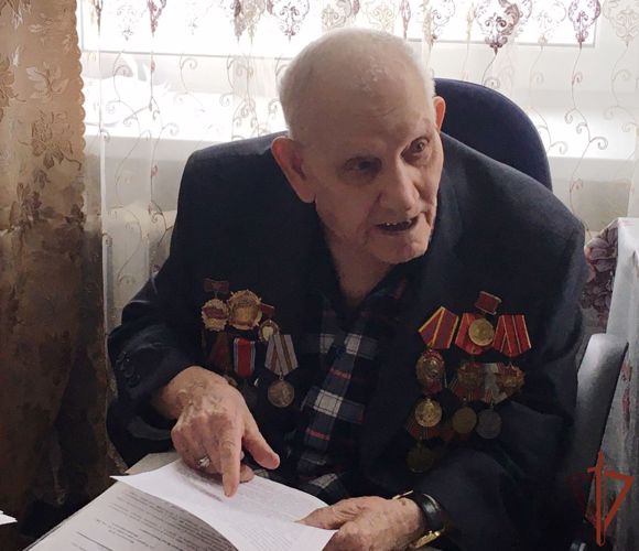 Офицеры Росгвардии в ХМАО навестили фронтовиков, тружеников тыла и детей войны