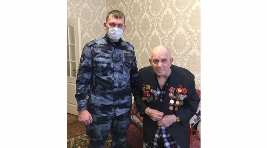 Офицеры Росгвардии в ХМАО навестили фронтовиков, тружеников тыла и детей войны