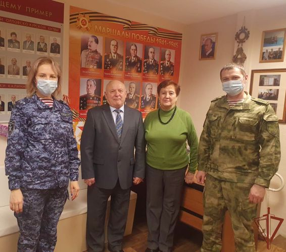 Офицеры Росгвардии в ХМАО навестили фронтовиков, тружеников тыла и детей войны