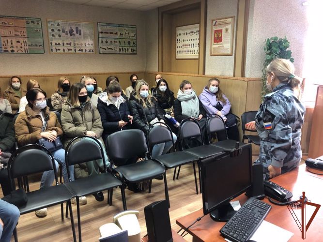 В преддверии Дня студента сотрудники ОМОН «Меч» на транспорте провели круглый стол с учащимися московского ВУЗа 