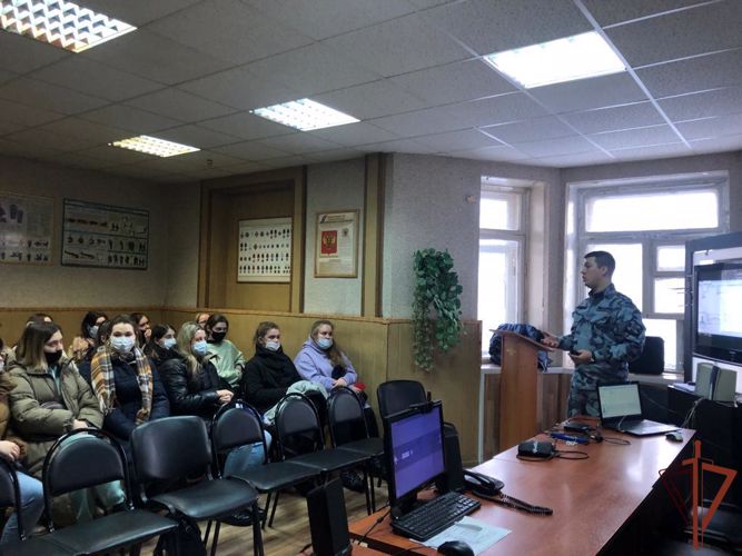 В преддверии Дня студента сотрудники ОМОН «Меч» на транспорте провели круглый стол с учащимися московского ВУЗа