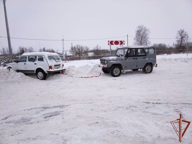 Росгвардейцы помогли водителю съехавшей в кювет машины в Калужской области