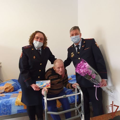Росгвардейцы Центрального округа поздравили с днем рождения ветеранов Великой Отечественной войны