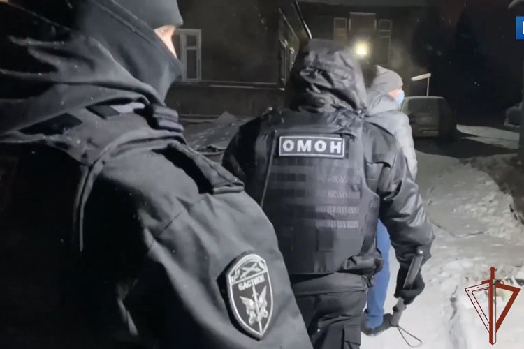 В Санкт-Петербурге сотрудники ОМОН Росгвардии обеспечили проведение рейда по проверке соблюдения санитарно-эпидемиологических норм