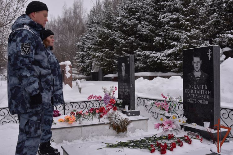 В Удмуртии росгвардейцы почтили память коллег, погибших при исполнении служебного долга