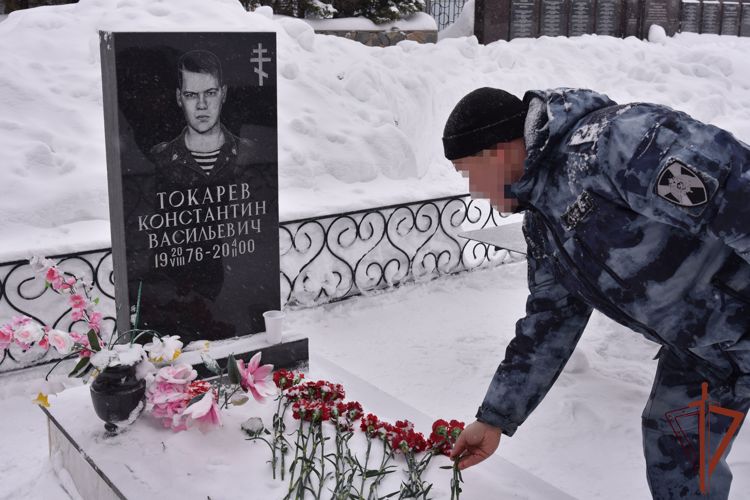В Удмуртии росгвардейцы почтили память коллег, погибших при исполнении служебного долга