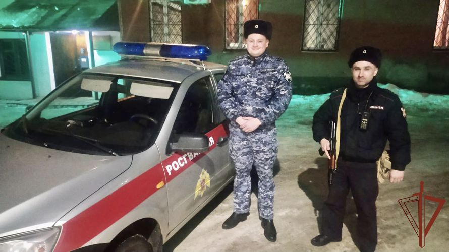 Сотрудники Росгвардии помогли жителю Тверской области потушить загоревшуюся машину 
