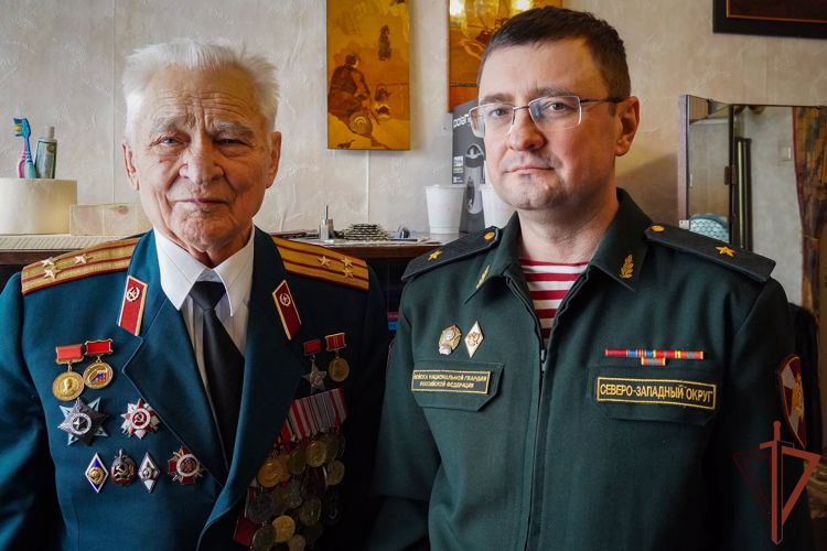 Ветерана Великой Отечественной войны поздравили с 95-летием росгвардейцы в Санкт-Петербурге   