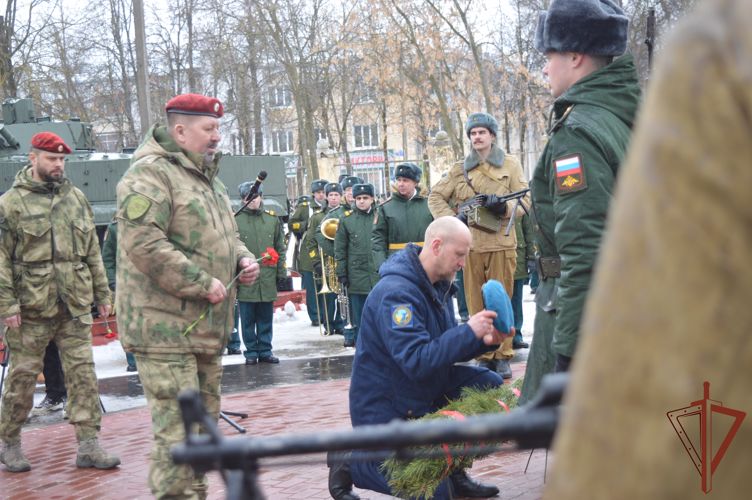 Офицеры Росгвардии приняли участие в открытии бюста Герою России Дмитрию Кожемякину во Владимирской области
