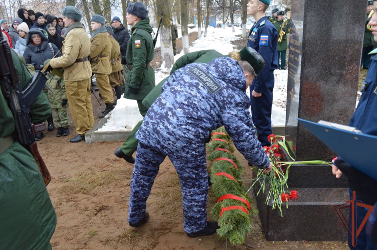 Офицеры Росгвардии приняли участие в открытии бюста Герою России Дмитрию Кожемякину во Владимирской области