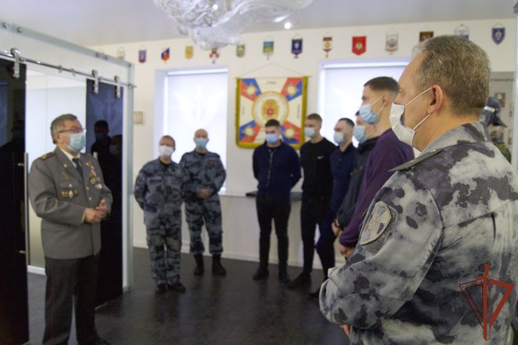 В петербургском ОМОН Росгвардии прошла встреча поколений