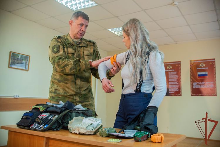 Автор и ведущая программы «Неженское дело» стала гостем занятия по тактической медицине бойцов пензенского ОМОН