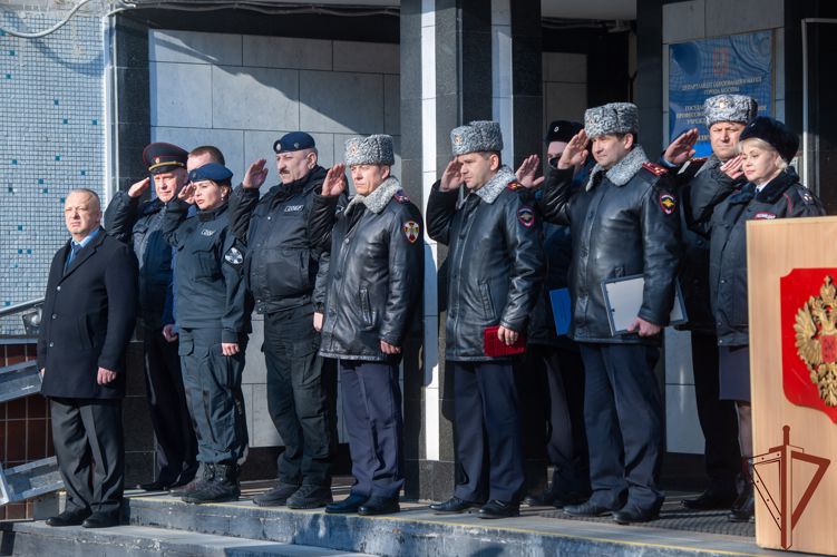 Представители столичного главка Росгвардии поздравили выпускников Юридического колледжа с окончанием обучения 
