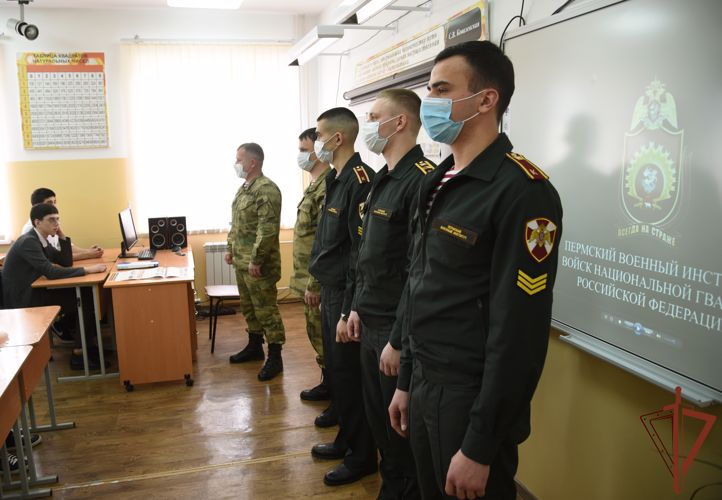  Курсанты Росгвардии провели профориентационное занятие для грозненских школьников