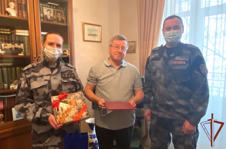 Сотрудники петербургского ОМОН Росгвардии поздравили с юбилеем заслуженного ветерана милиции
