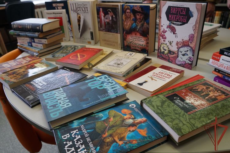 Росгвардейцы из Карелии присоединились к акции «Дарите книги с любовью»