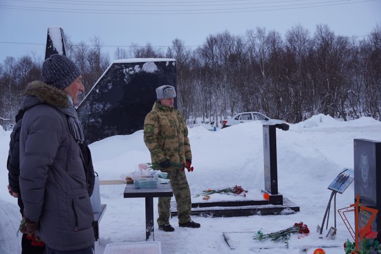 Память погибших бойцов СОБР почтили представители Росгвардии в Мурманске